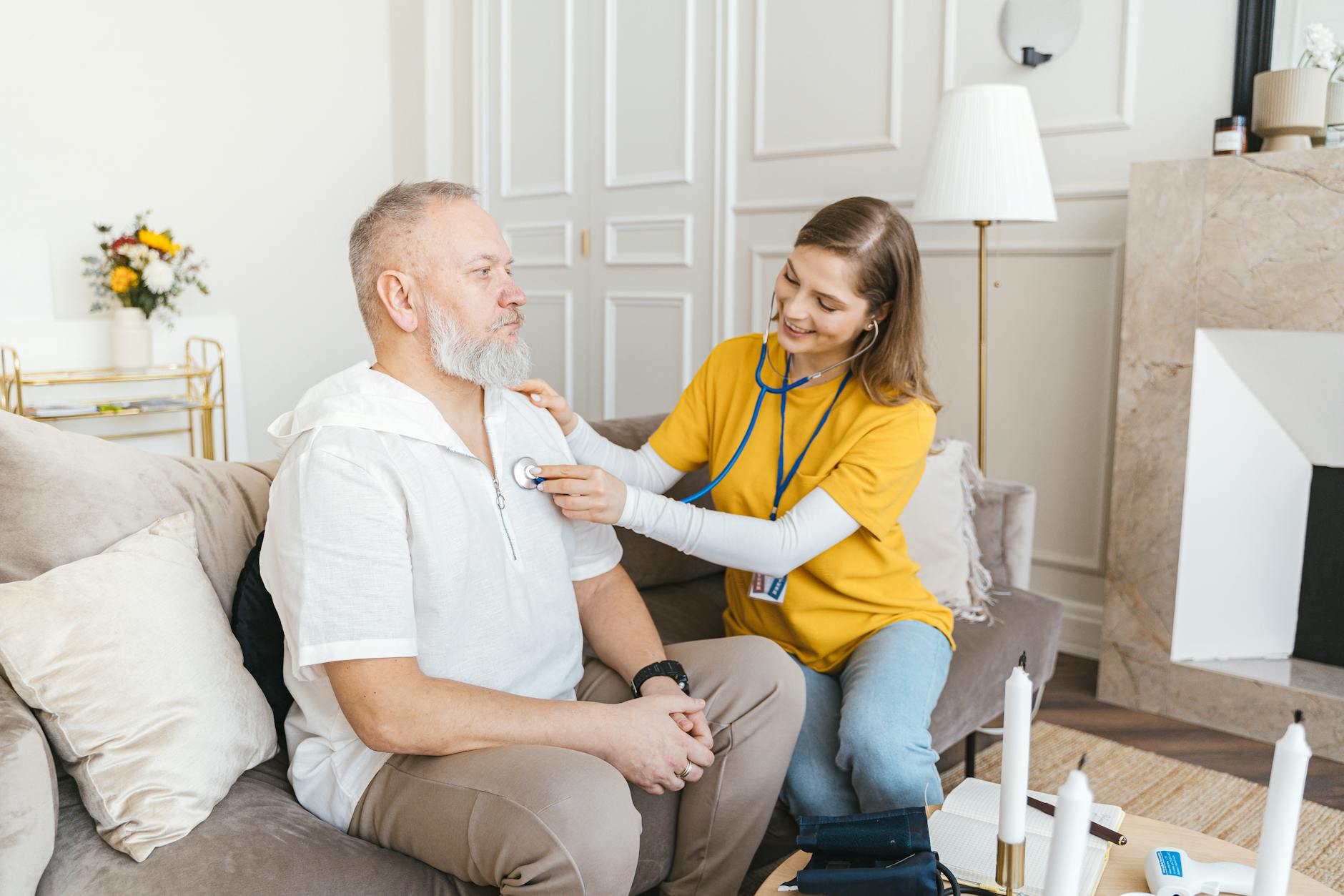 Pflegekraft begleitet eine Seniorin bei einer beruhigenden Betreuungseinheit