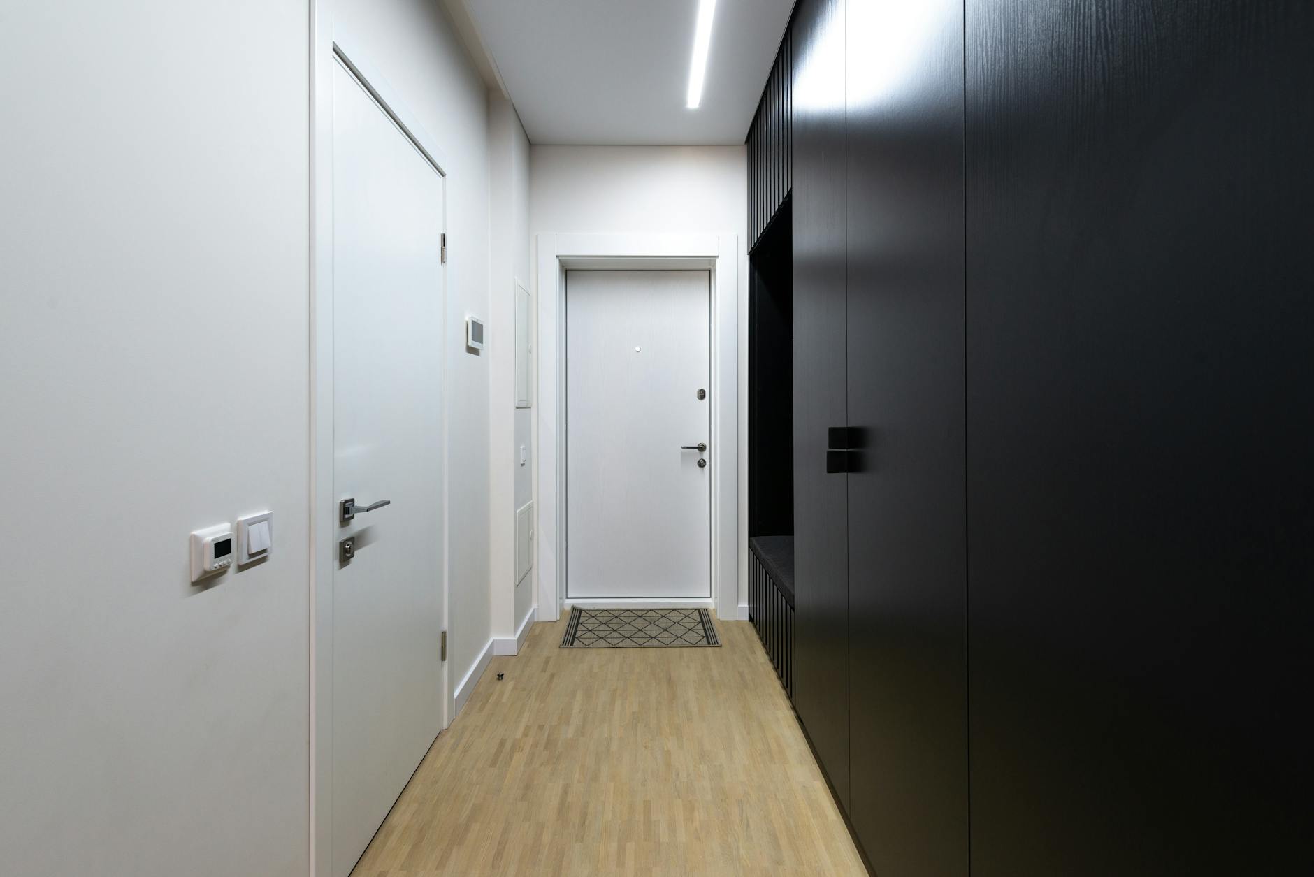Eingangsbereich einer modernen Senioren-Residenz mit Sitzgelegenheiten