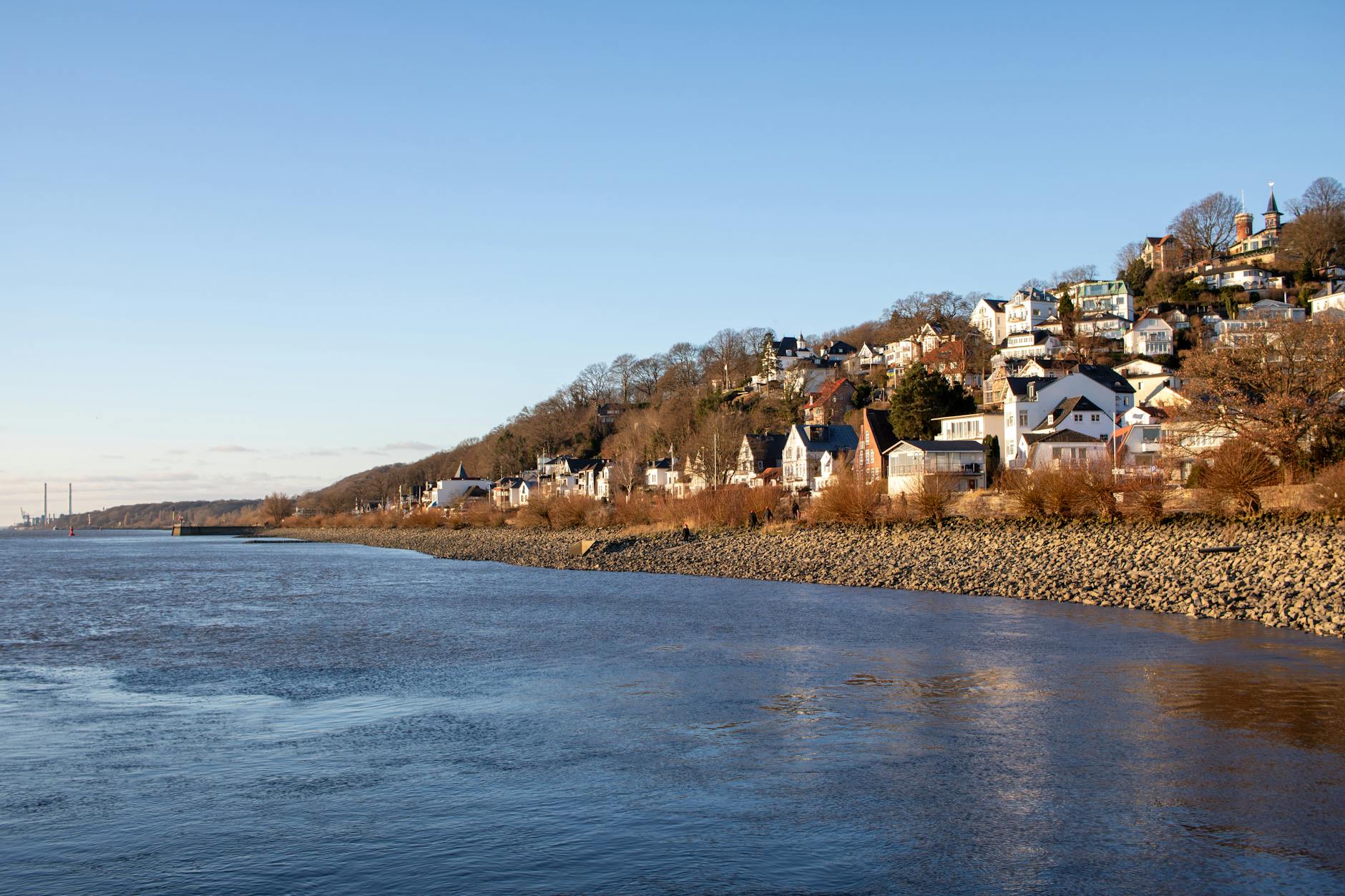 Blick auf die Elbe und das Treppenviertel in Hamburg-Blankenese