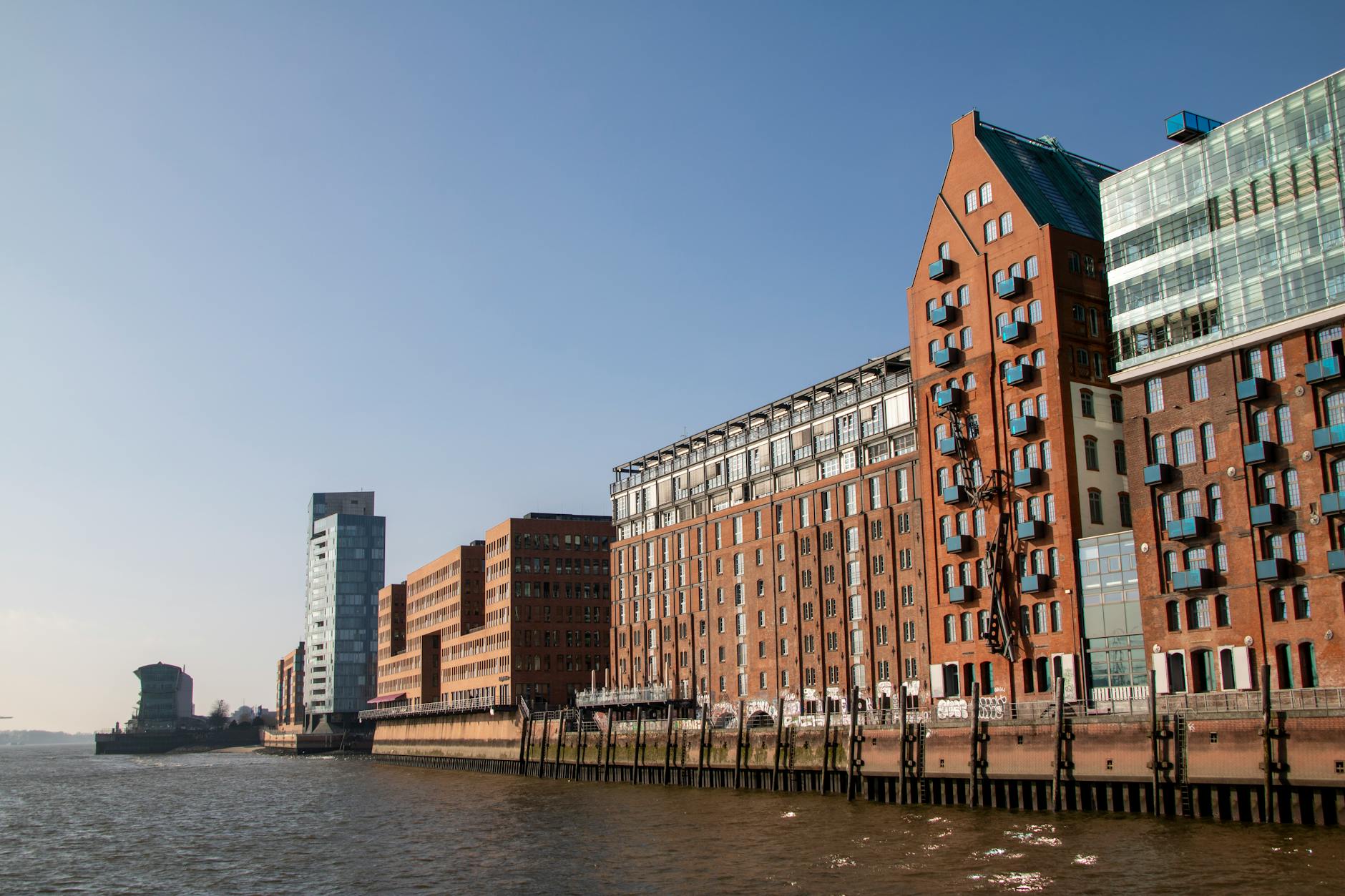 Helles Seniorenapartment in Hamburg mit Blick Richtung Elbe