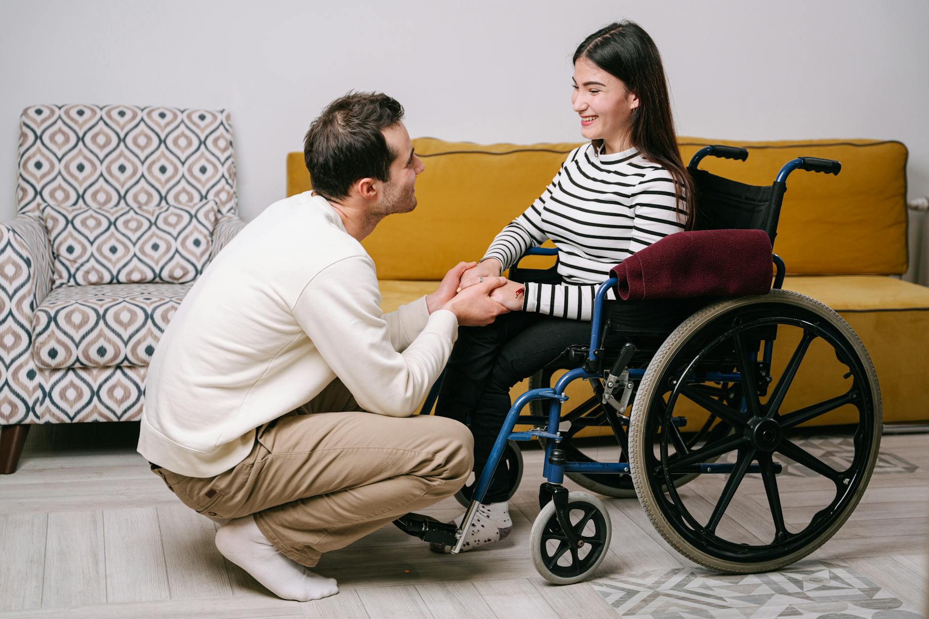 Jüngerer Mensch im Rollstuhl mit Pflegebedarf