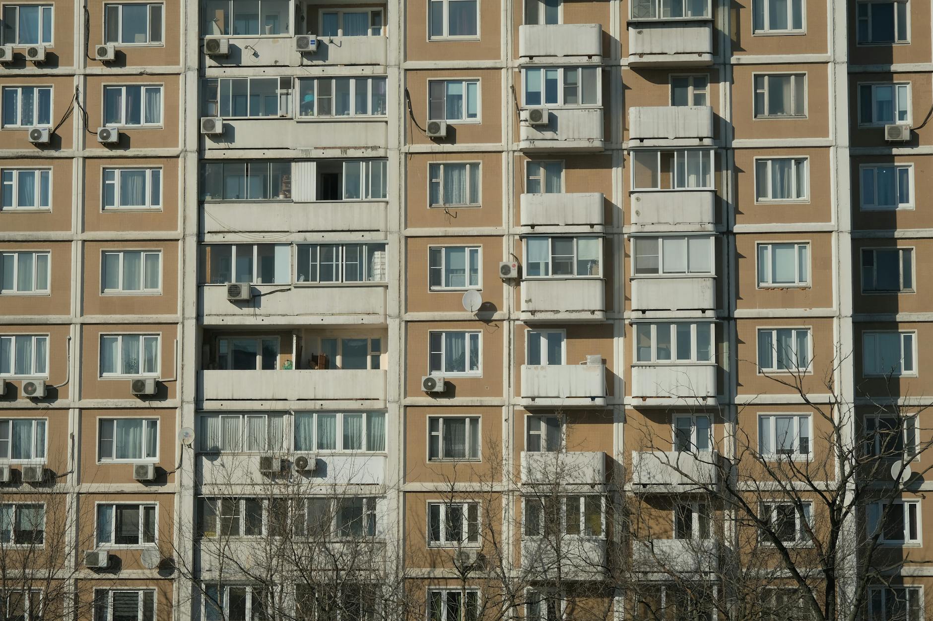 Moderne Split-Klimaanlage an der Wand eines Apartments