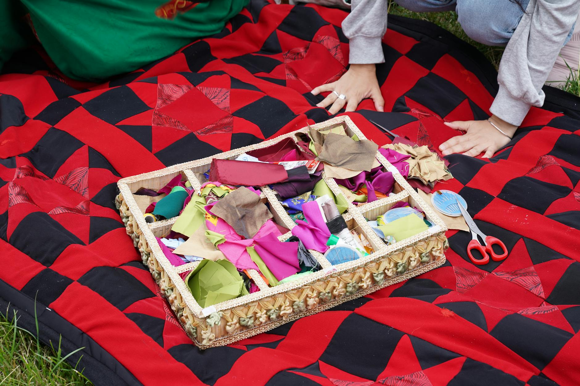 Patchwork-Familie mit älterem Angehörigen im Gespräch