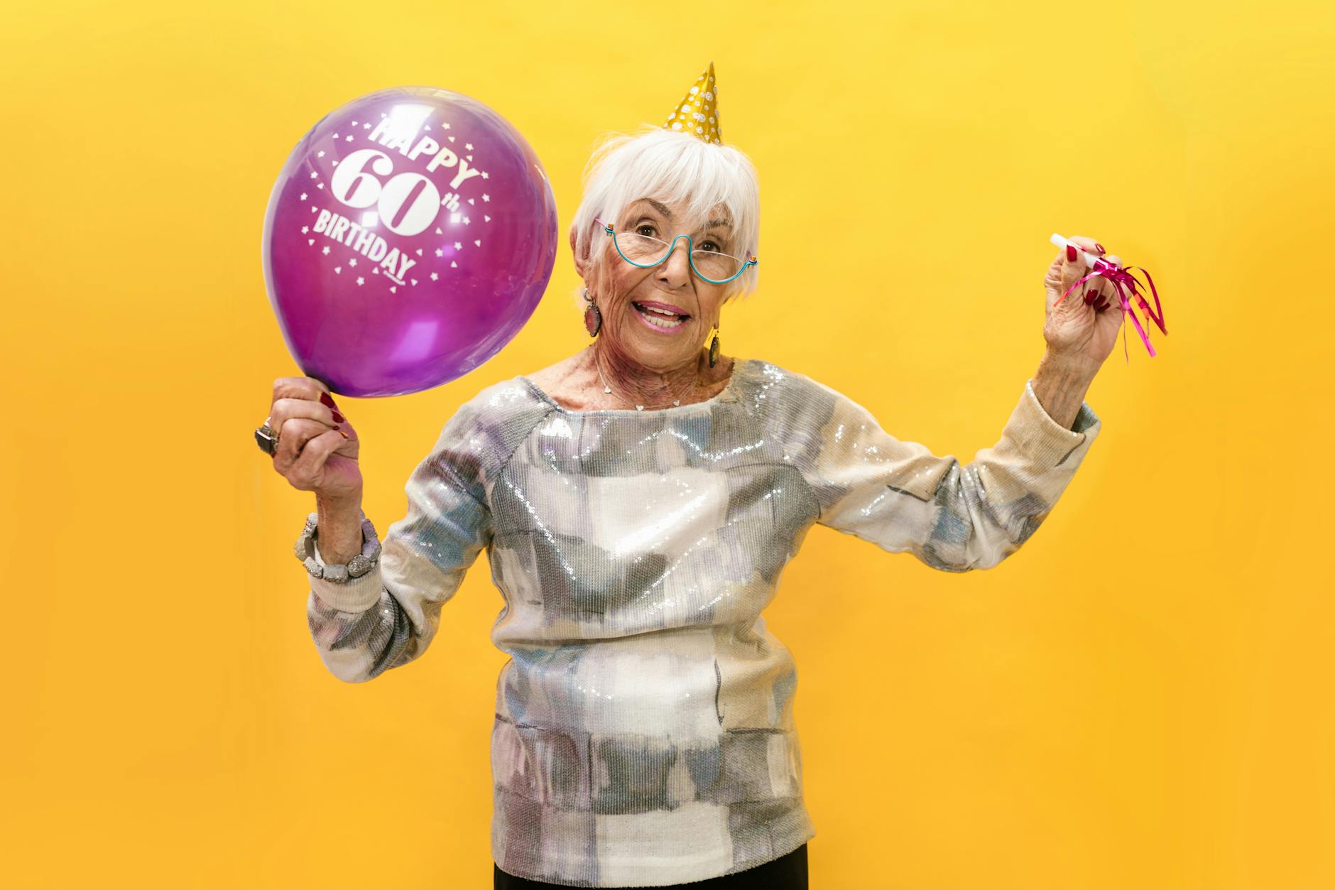 Aktiver Senior um die 60 in seinem Residenz-Apartment