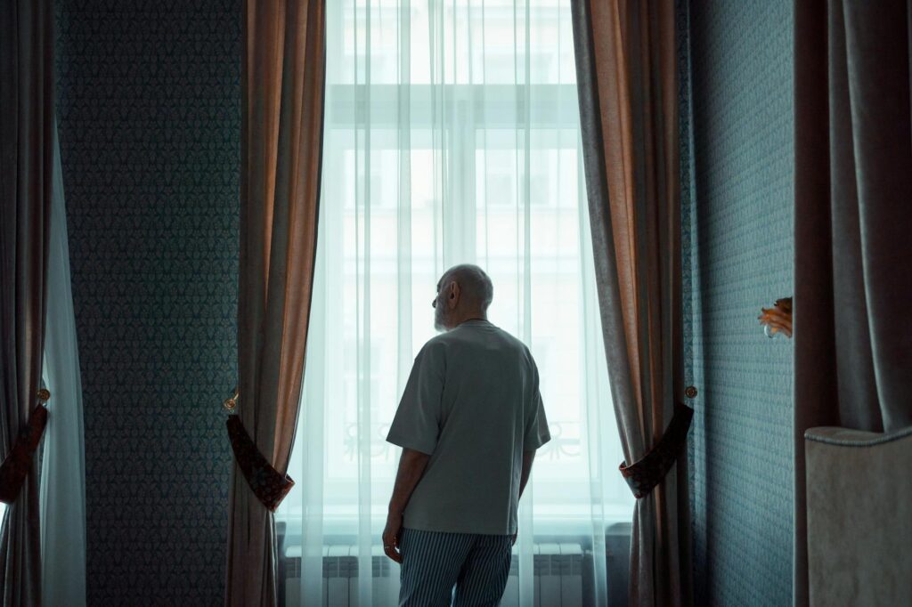 Einsamkeit in der Seniorenresidenz: Ursachen, Gegenmittel, was hilft