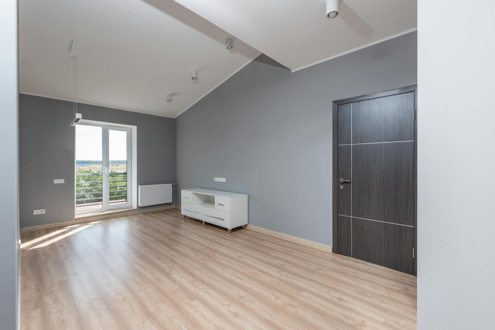 Bodenbeläge im Senioren-Apartment: rutschfest, pflegeleicht, ästhetisch