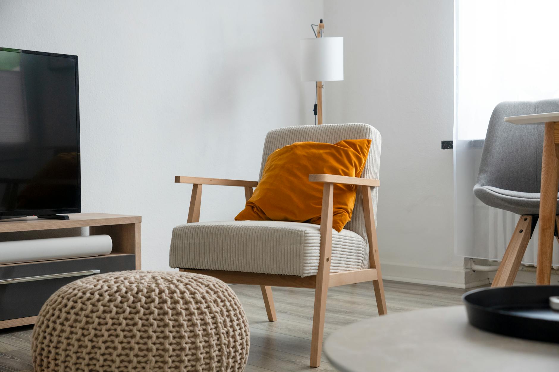 Skandinavisch eingerichtetes Senioren-Apartment mit hellem Holz