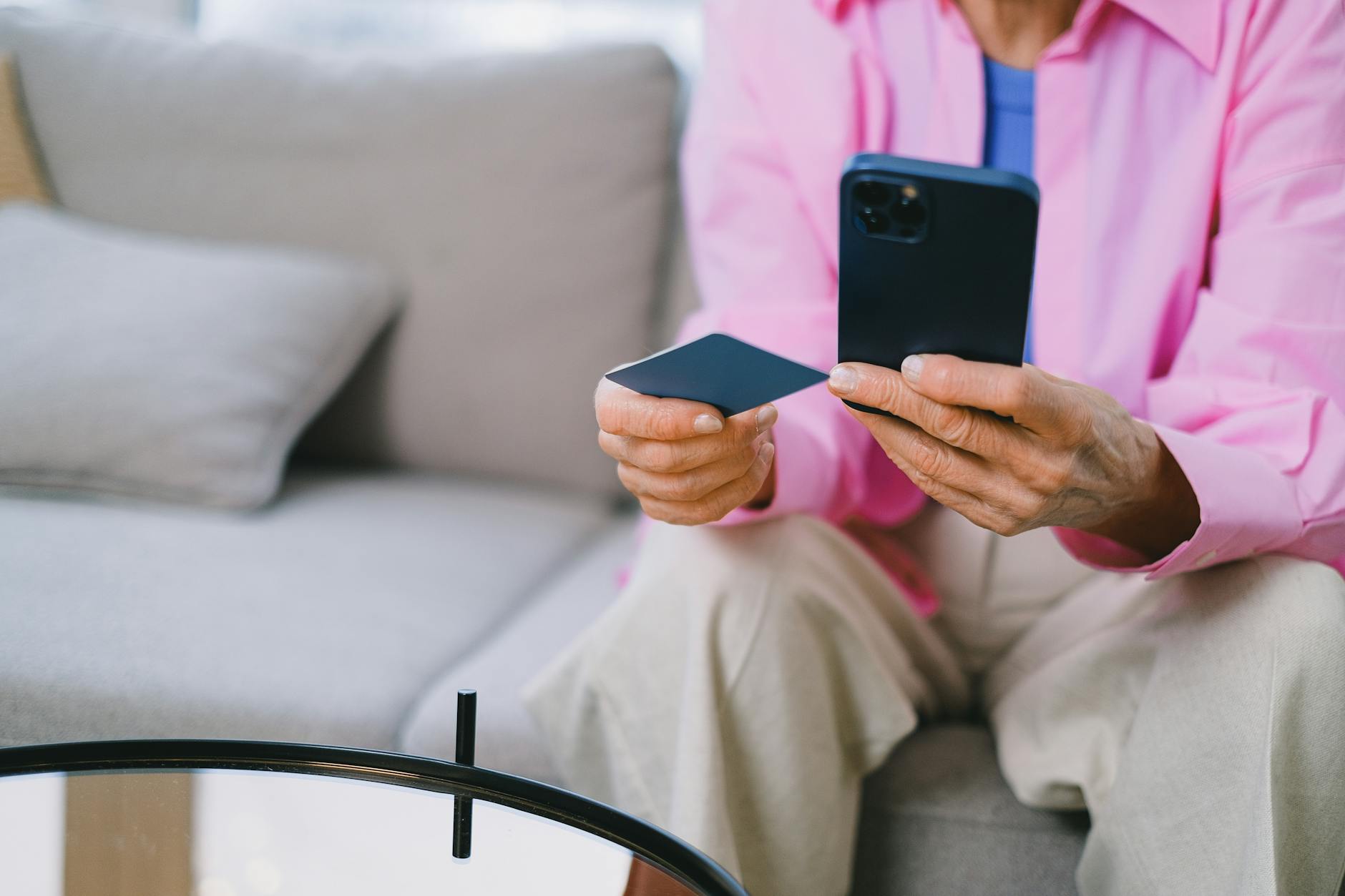 Seniorin ändert am Tablet ihre Bankadresse nach dem Umzug ins Pflegeheim