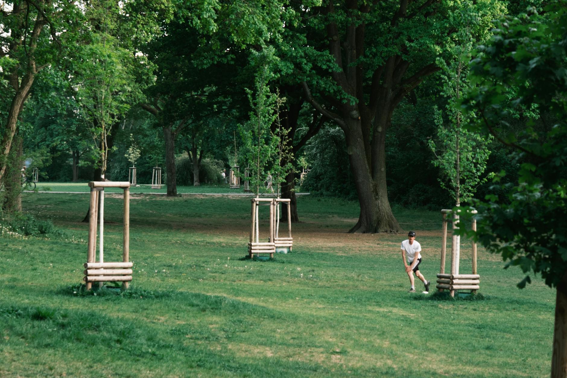 Seniorin beim Spaziergang in einem grünen Berliner Park