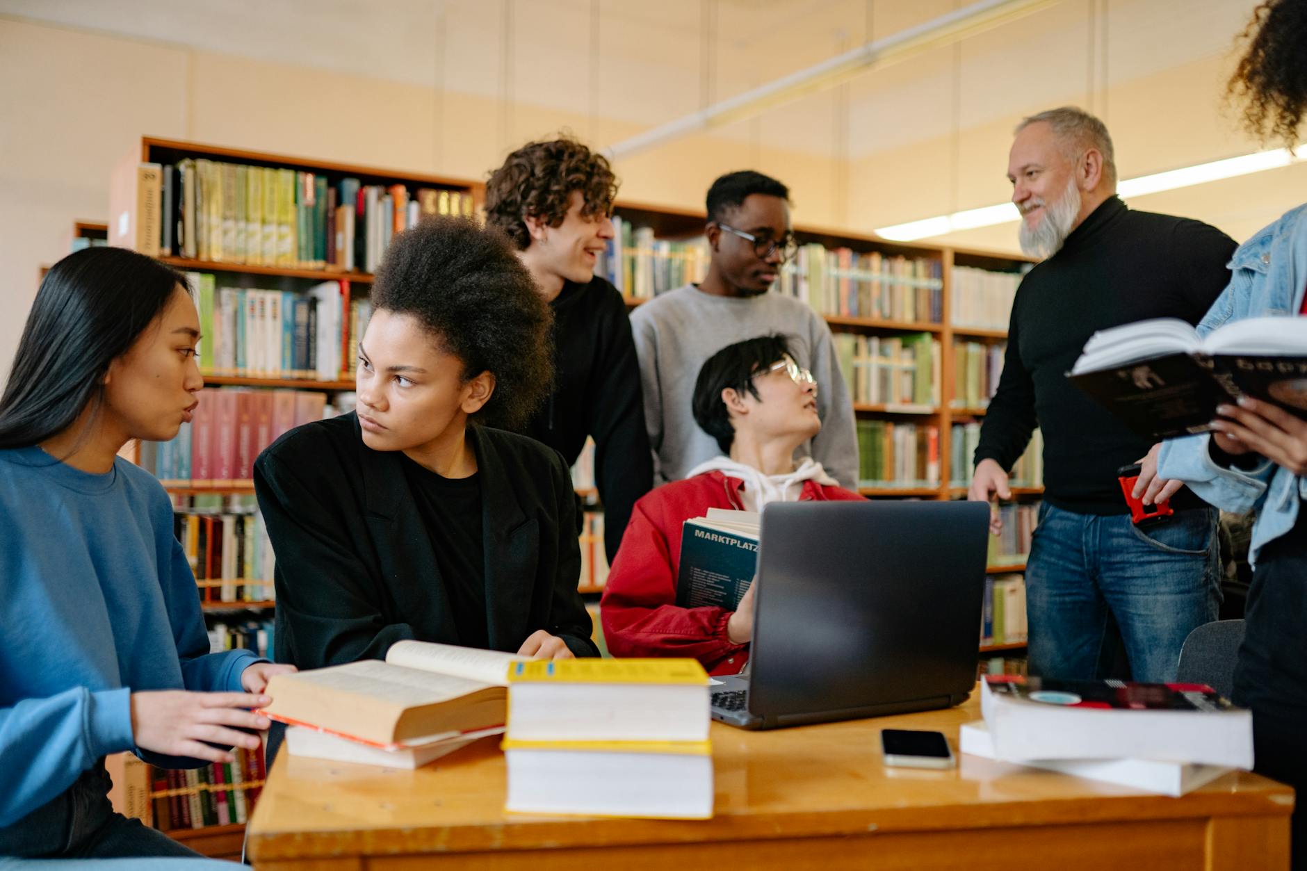 Bewohner diskutieren in der Bibliothek einer Seniorenresidenz