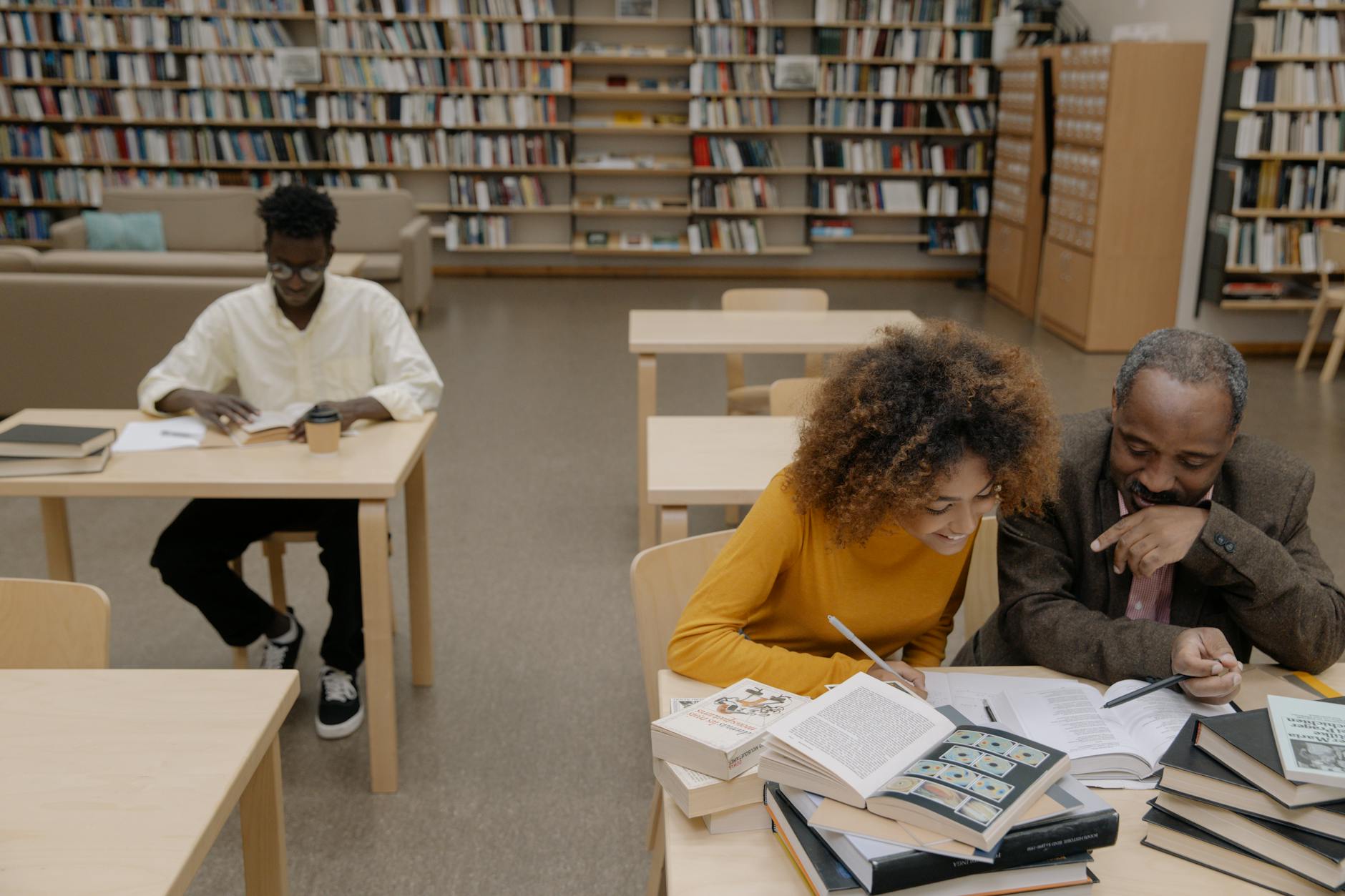 Lesegruppe älterer Menschen in der Bibliothek einer Seniorenresidenz
