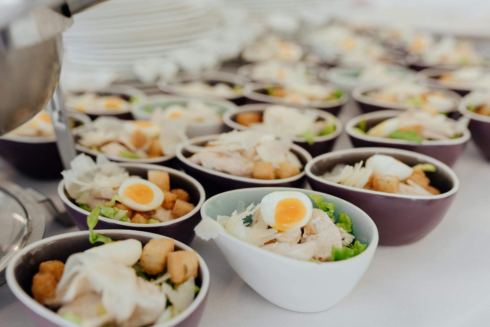 Buffet mit vielfältigem Angebot im Restaurant einer Seniorenresidenz