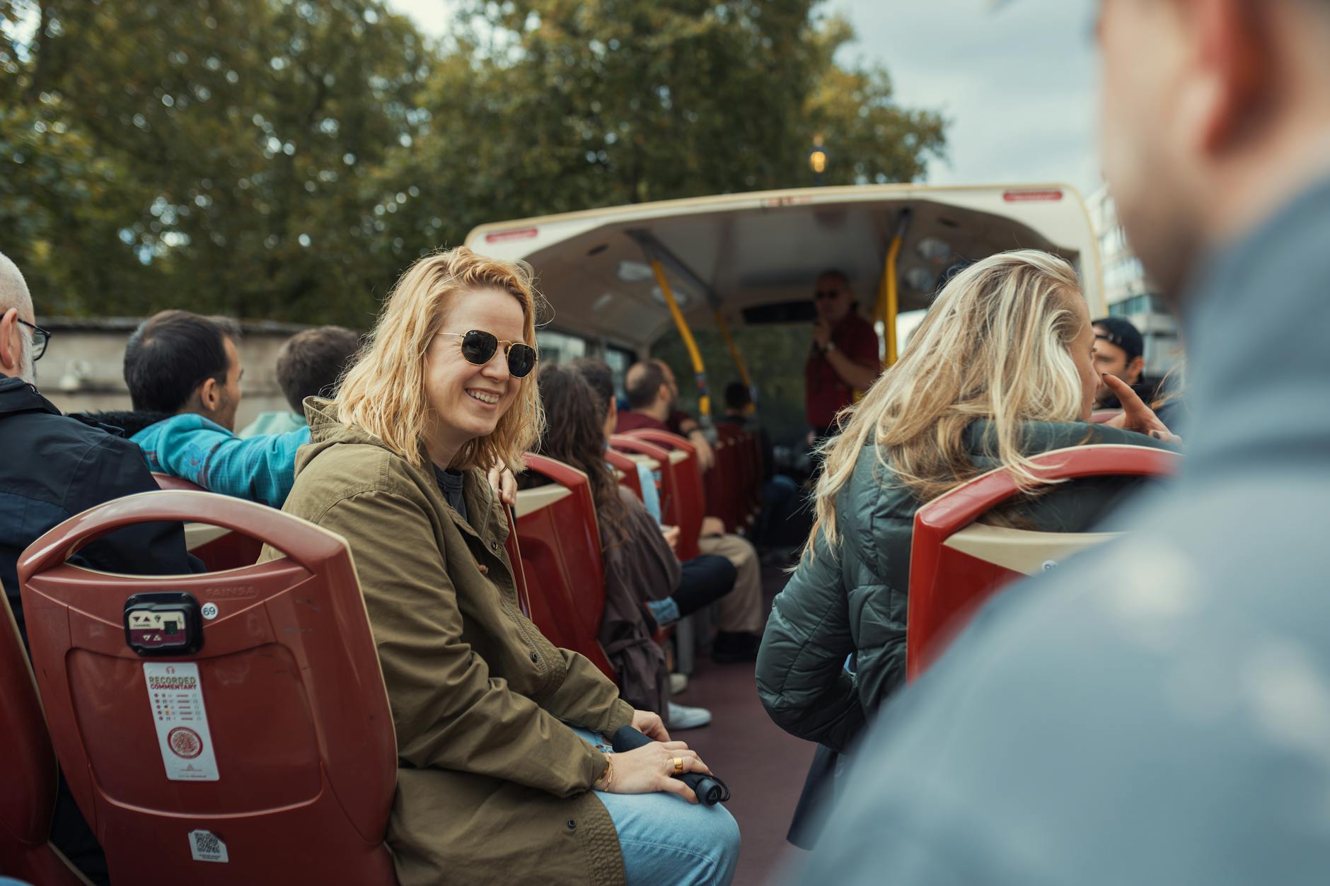 Seniorengruppe steigt für eine gemeinsame Reise in den Bus