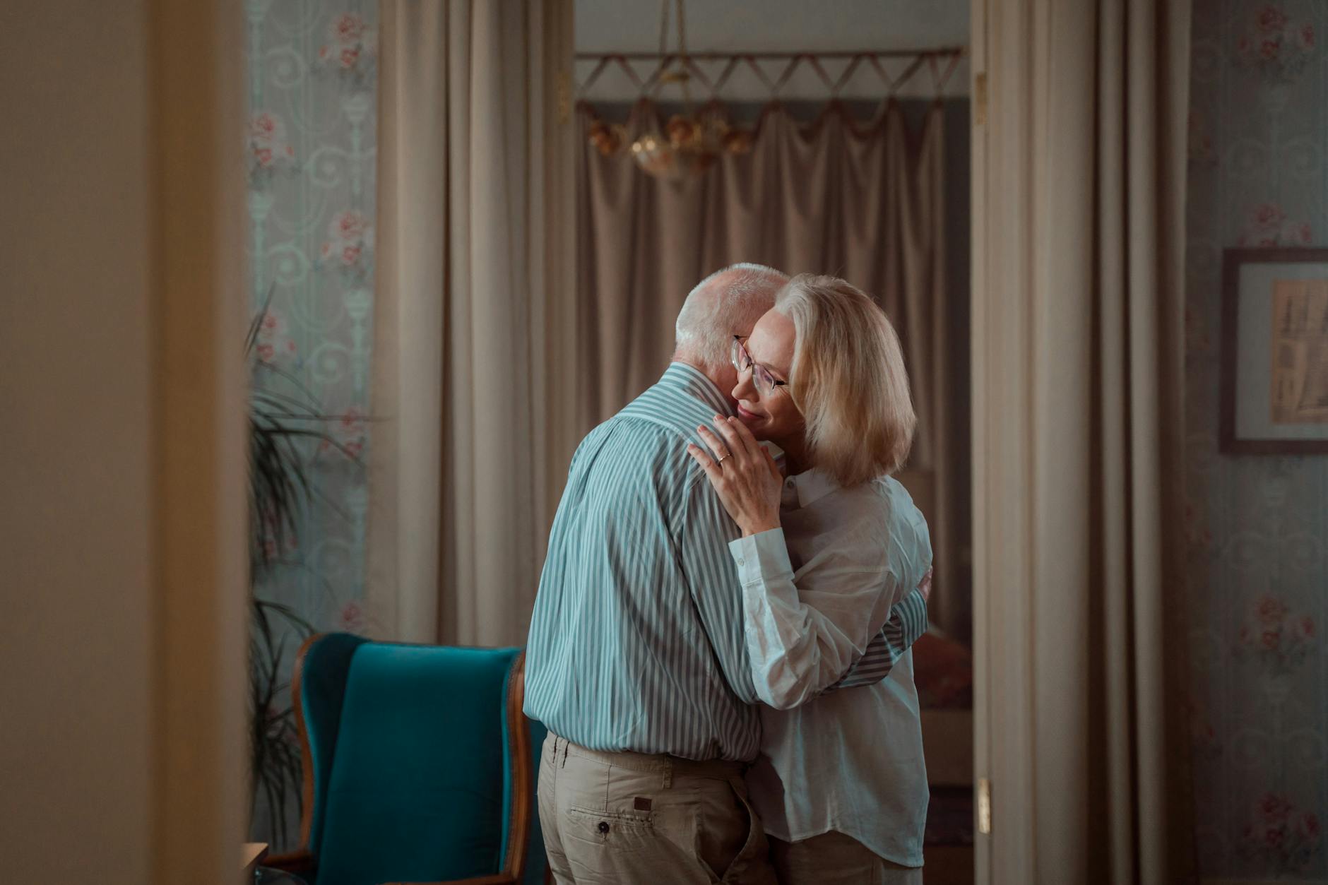 Ehepaar im gemeinsamen Apartment einer Seniorenresidenz mit Pflegeunterstützung