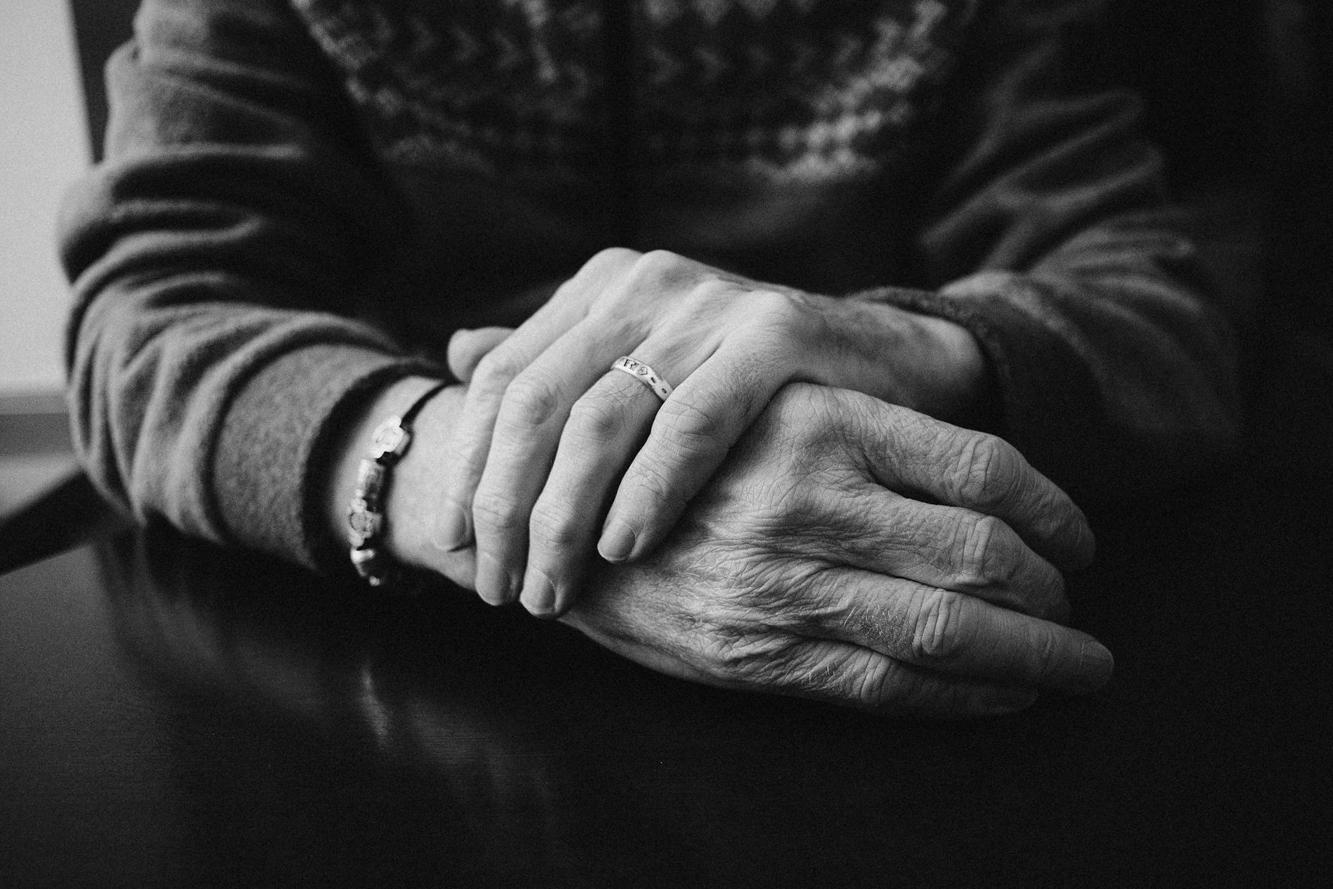Familie bespricht die Erbregelung und das Testament der Großmutter