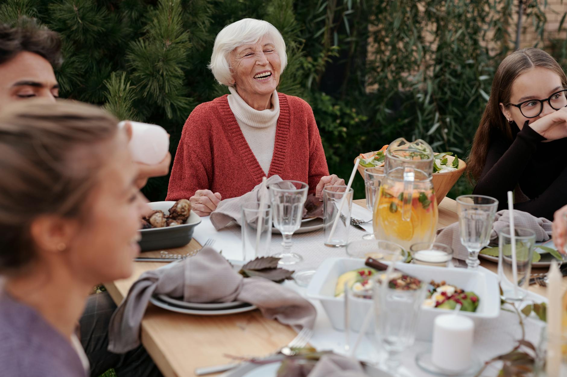 Familie besucht eine Seniorin zum gemeinsamen Essen in der Residenz