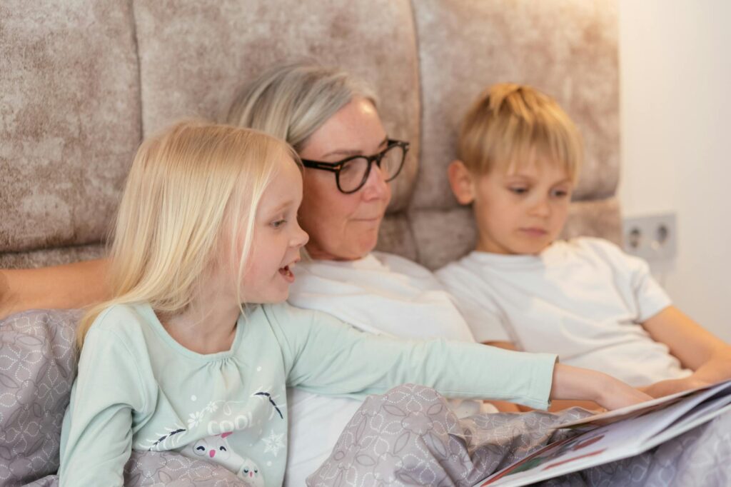 Seniorin im Gespräch mit Familienangehörigen in einer kleinen inhabergeführten Residenz