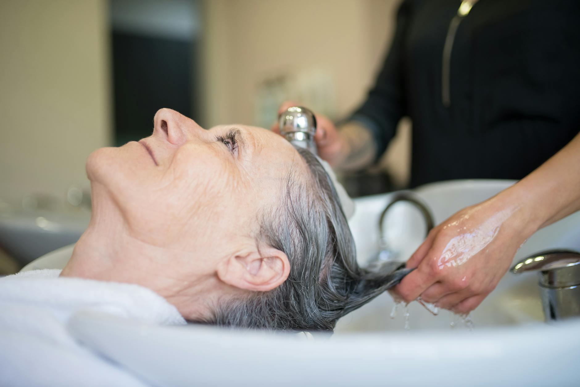 Hauseigene Friseur, Fußpflege, Massage: Ja oder Gimmick?