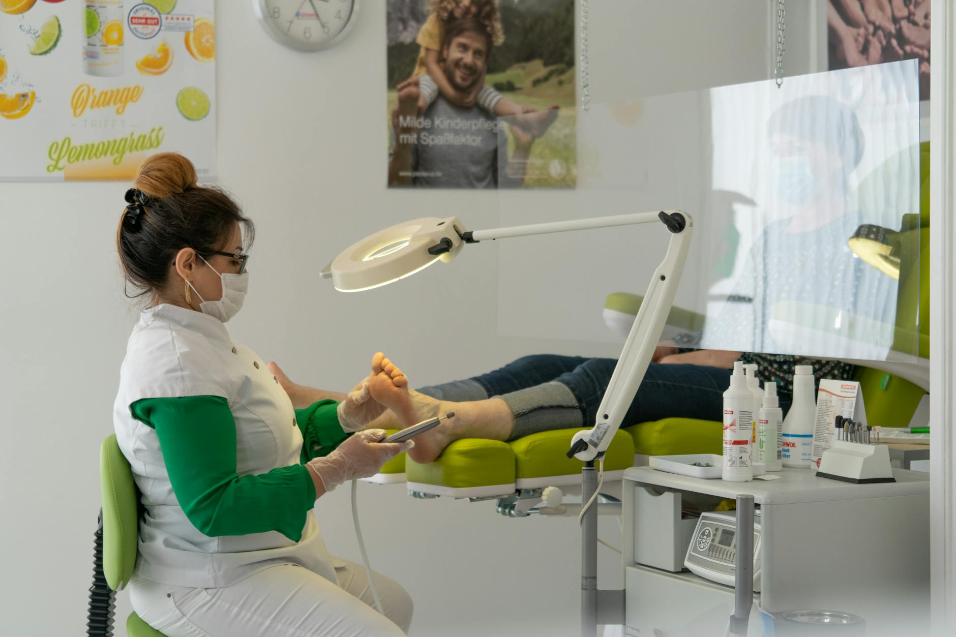 Medizinische Fußpflege bei einer älteren Person durch eine Fachkraft
