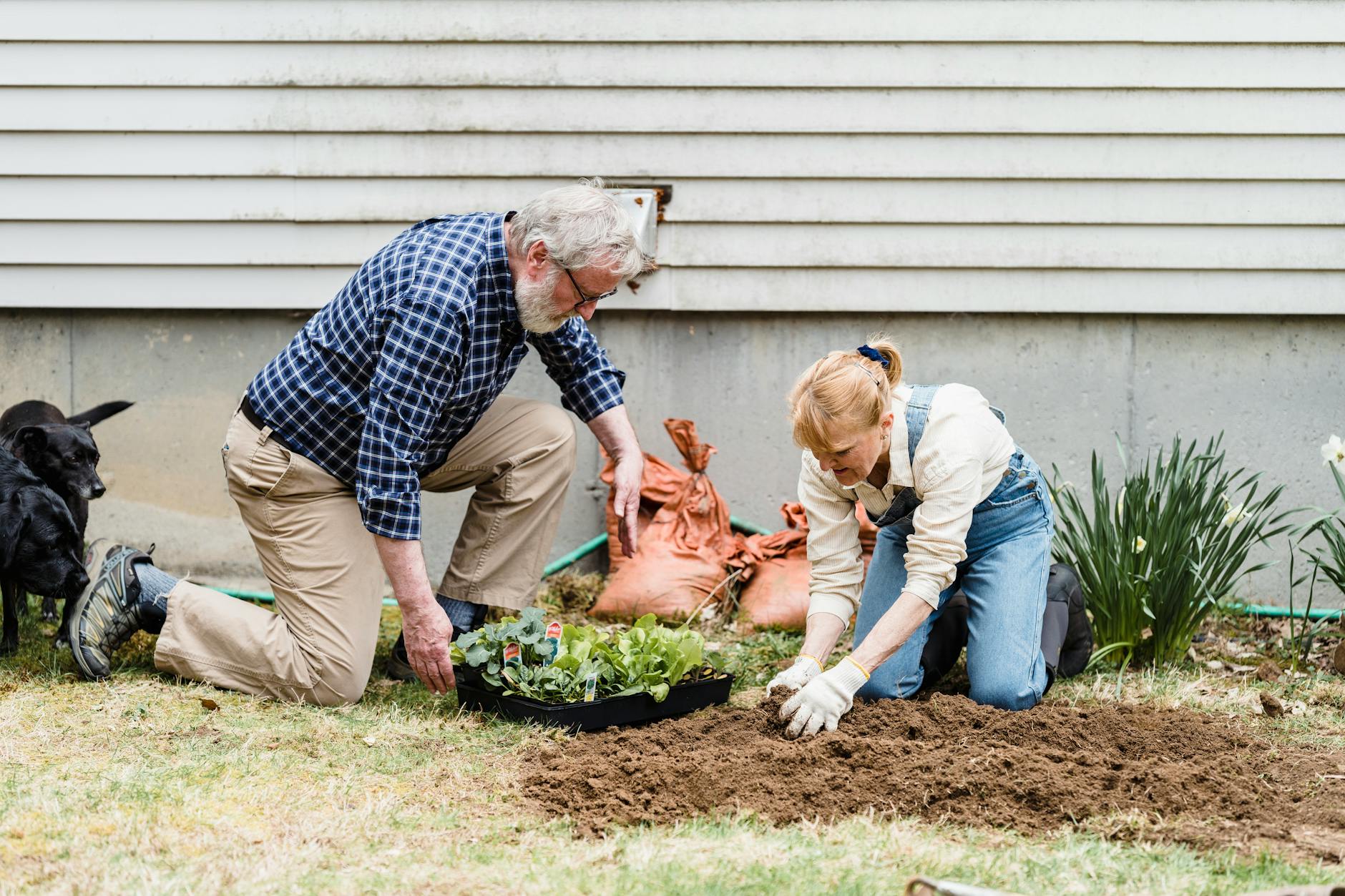 Bewohnerin arbeitet an einem Hochbeet im Garten der Seniorenresidenz