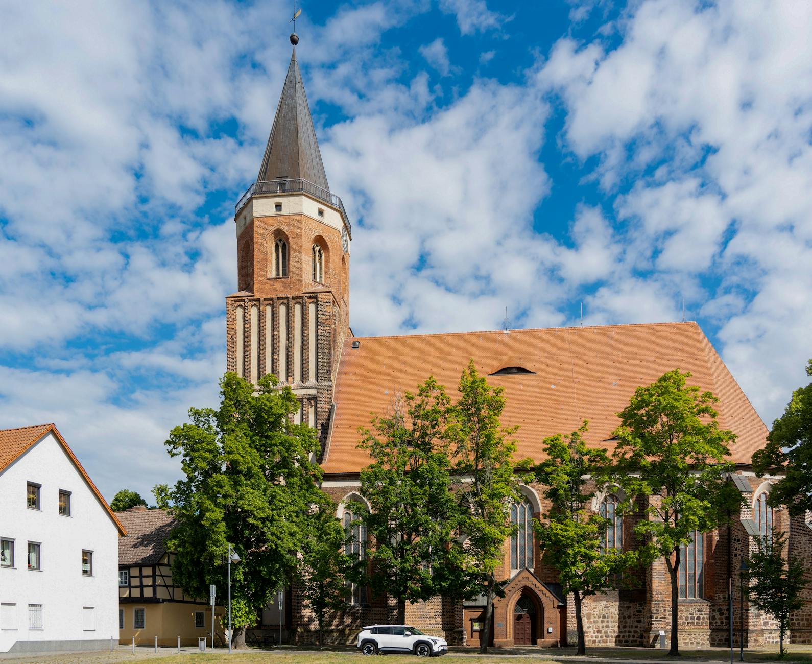 Seniorin im Gespräch mit einer Seelsorgerin in der Kapelle einer konfessionellen Seniorenresidenz