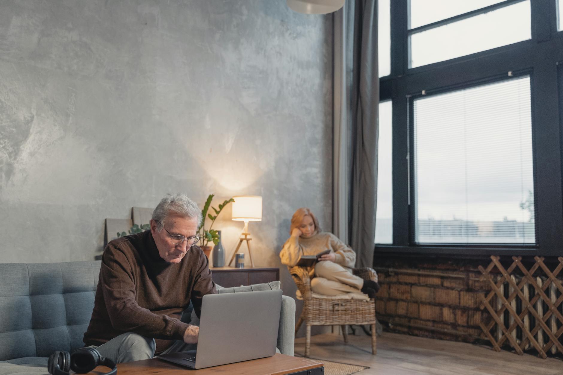 Gut beleuchtetes Wohnzimmer mit erreichbarem Lichtschalter