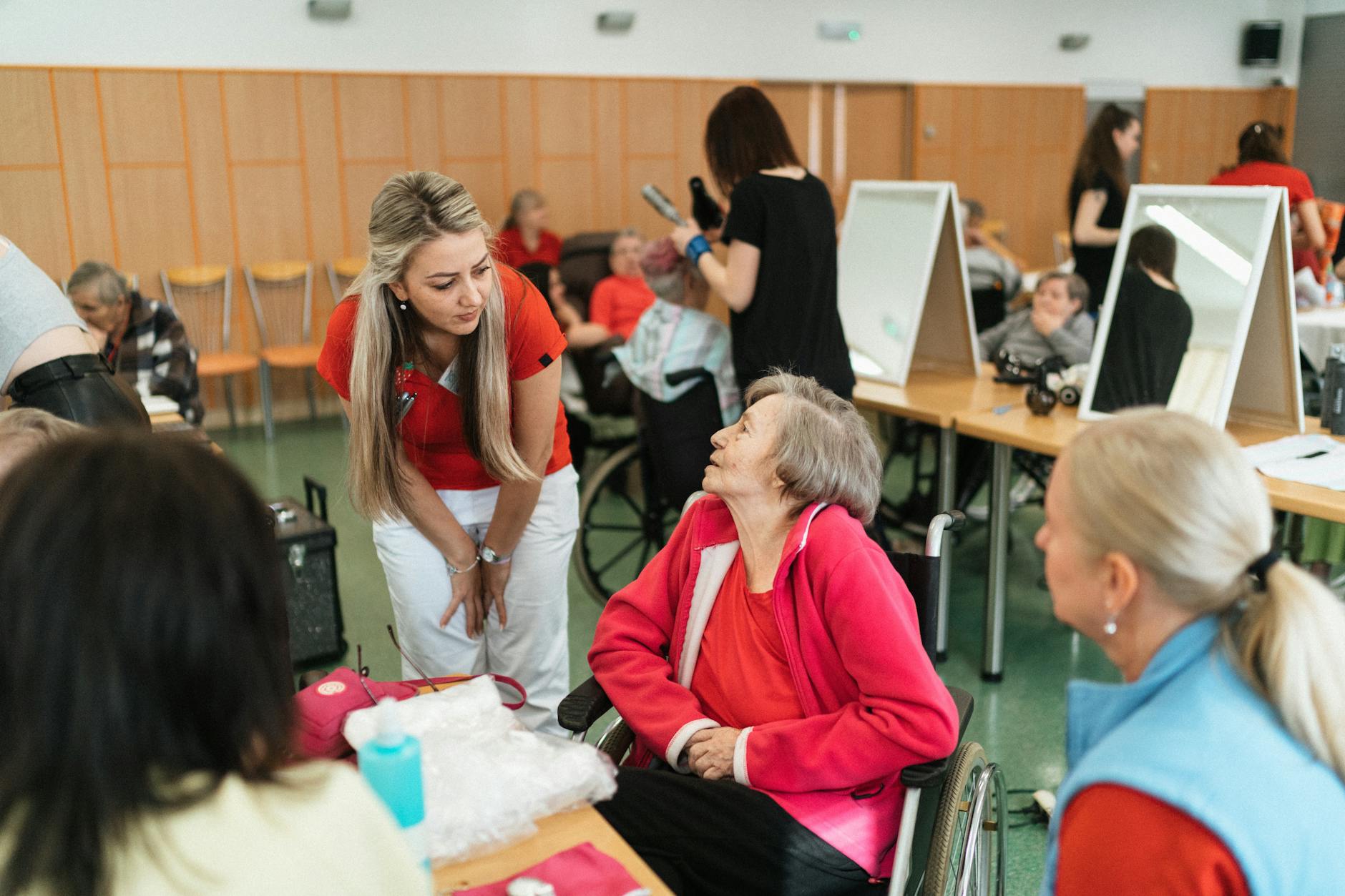 Angehörige vergleichen eine Liste möglicher Pflegeeinrichtungen