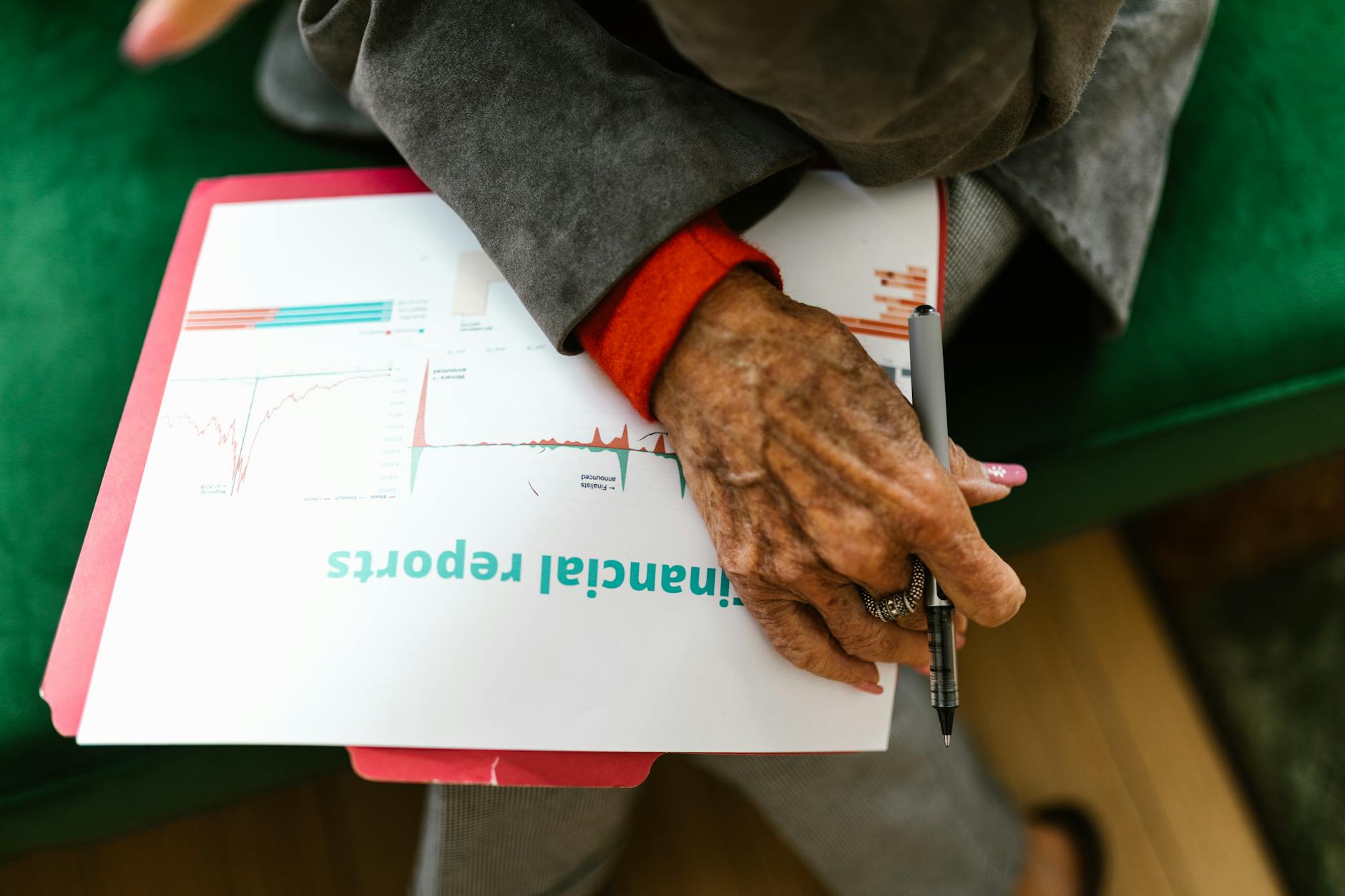 Seniorin sortiert Dokumente für die Aufnahme in eine Seniorenresidenz