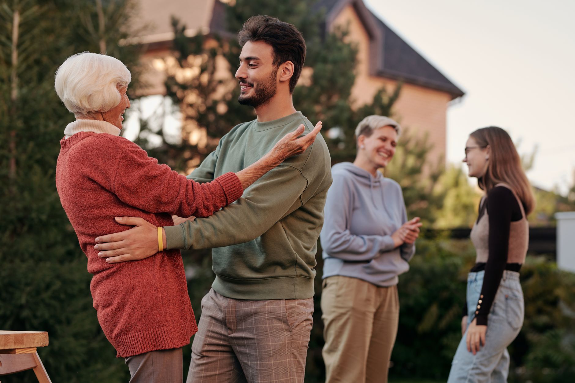 Seniorin in einem Mehrgenerationen-Quartier mit Nachbarschaftsangeboten