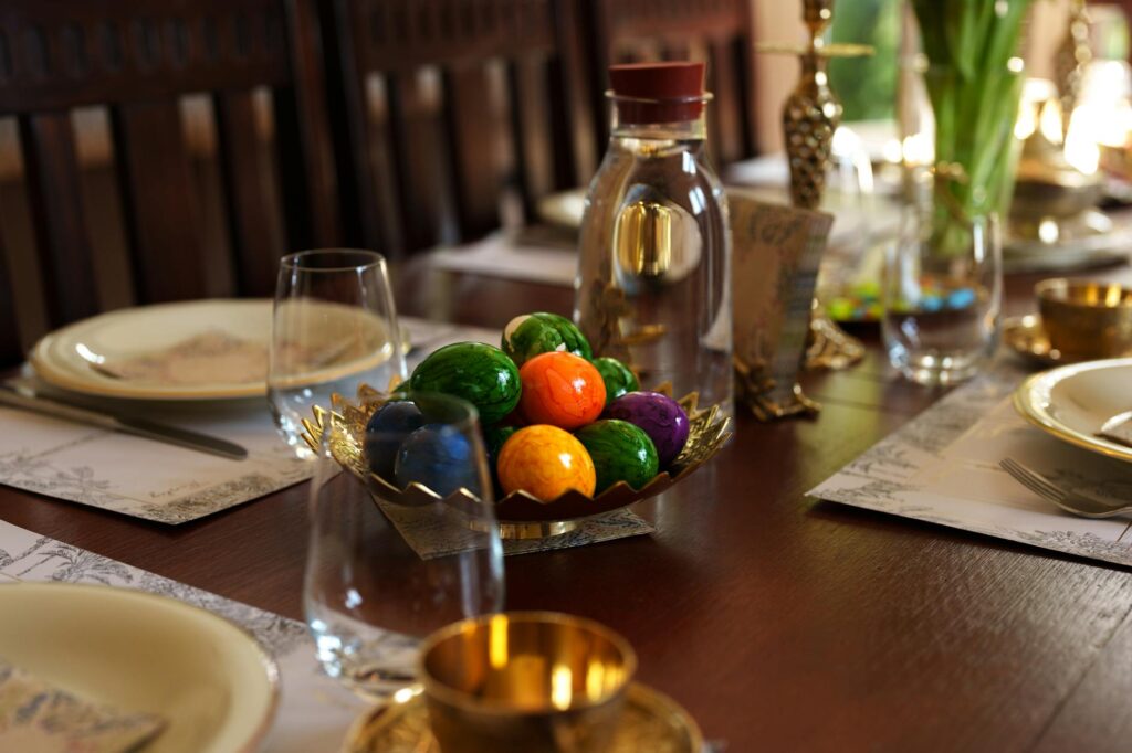 Festlich gedeckte Oster-Festtafel mit Brunch in einer Seniorenresidenz