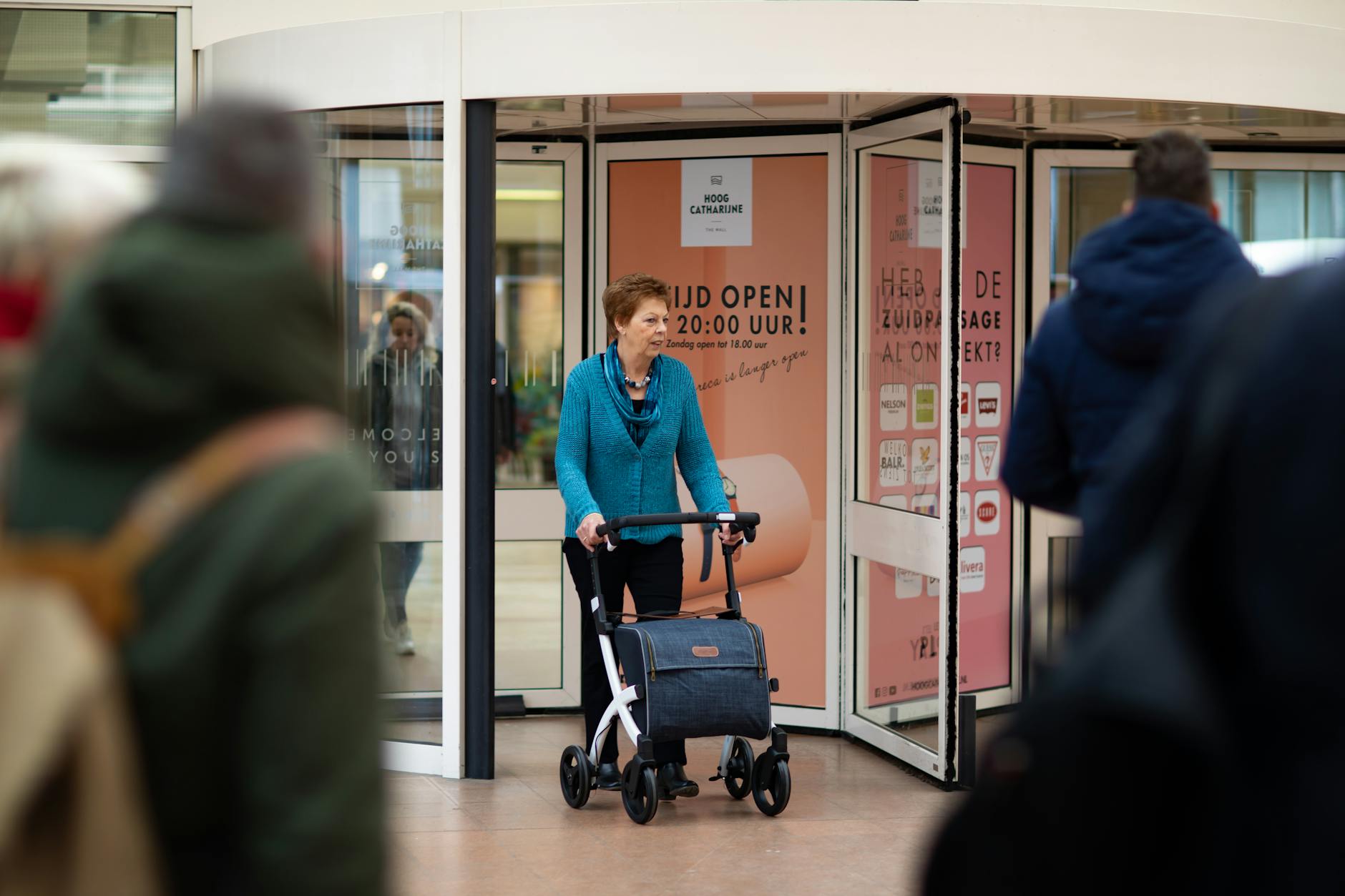 Eingangsbereich eines Pflegeheims mit Trägerschild