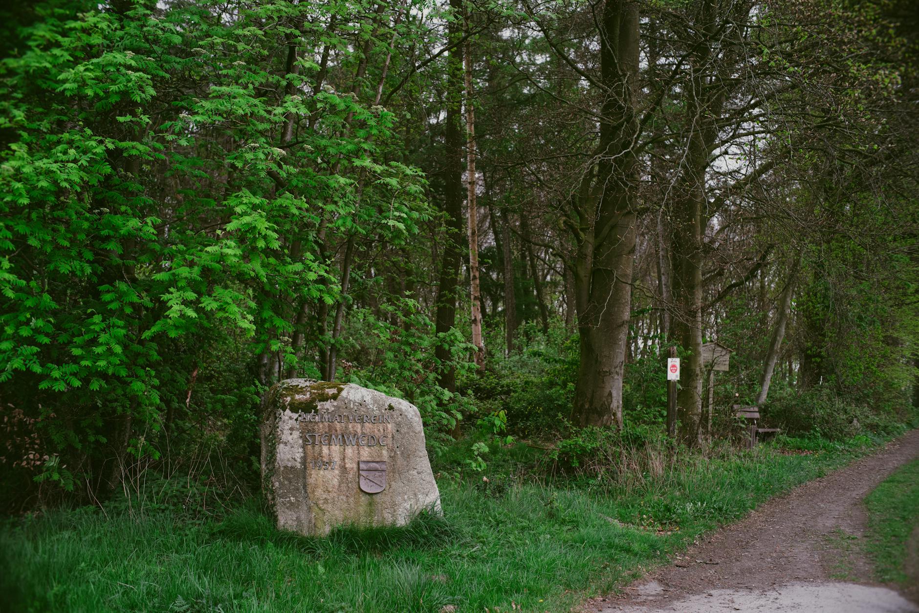 Markenschild am Eingang einer Pflegeeinrichtung