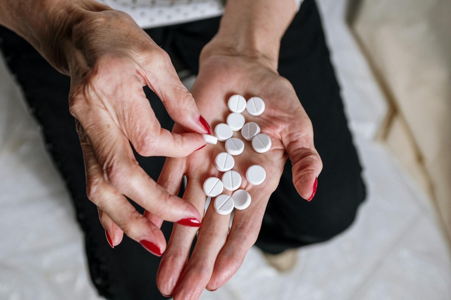 Sortierte Tabletten in einer Wochendosierbox zur sicheren Einnahme