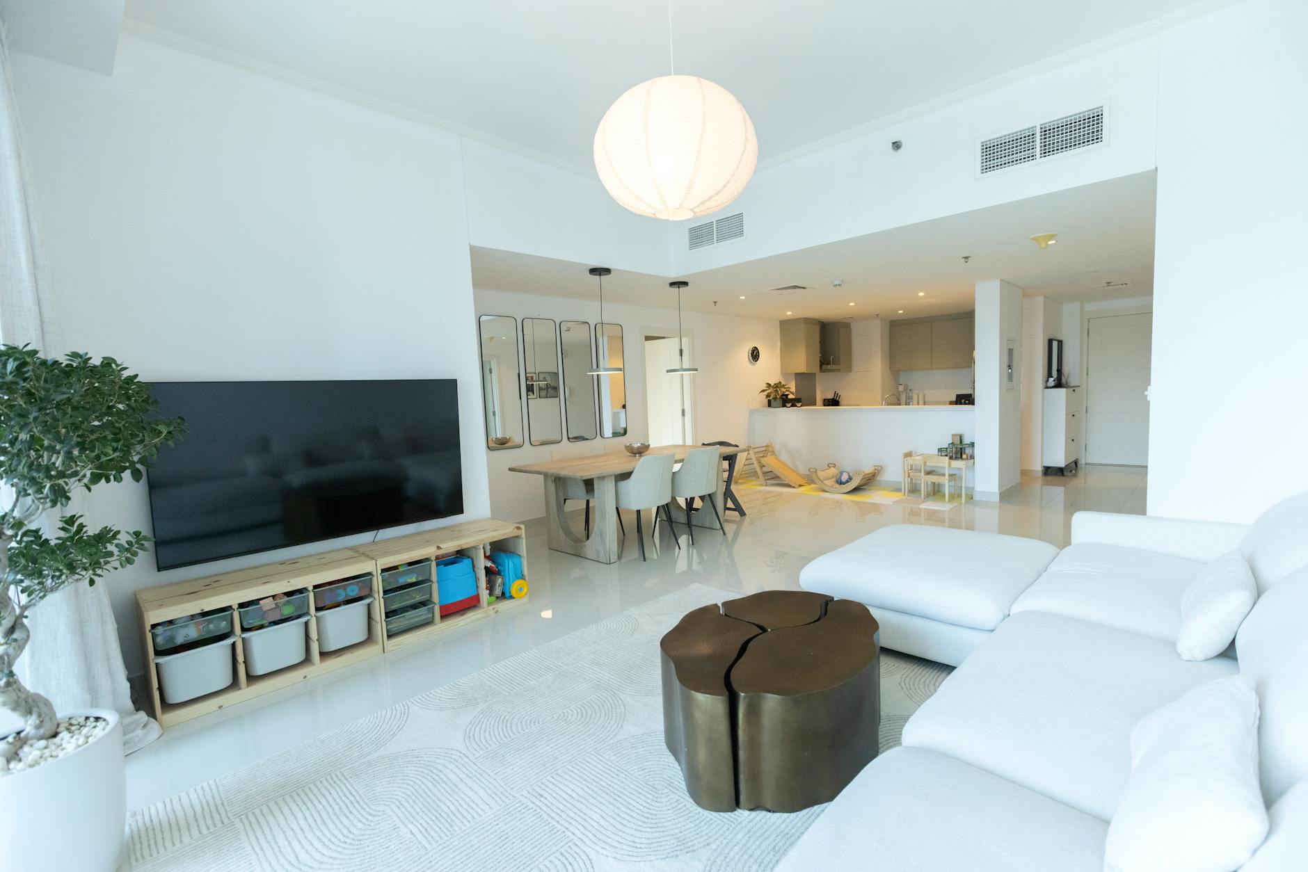 Großzügiger Wohnbereich eines Premium-Apartments in einer Seniorenresidenz mit eigenen Möbeln