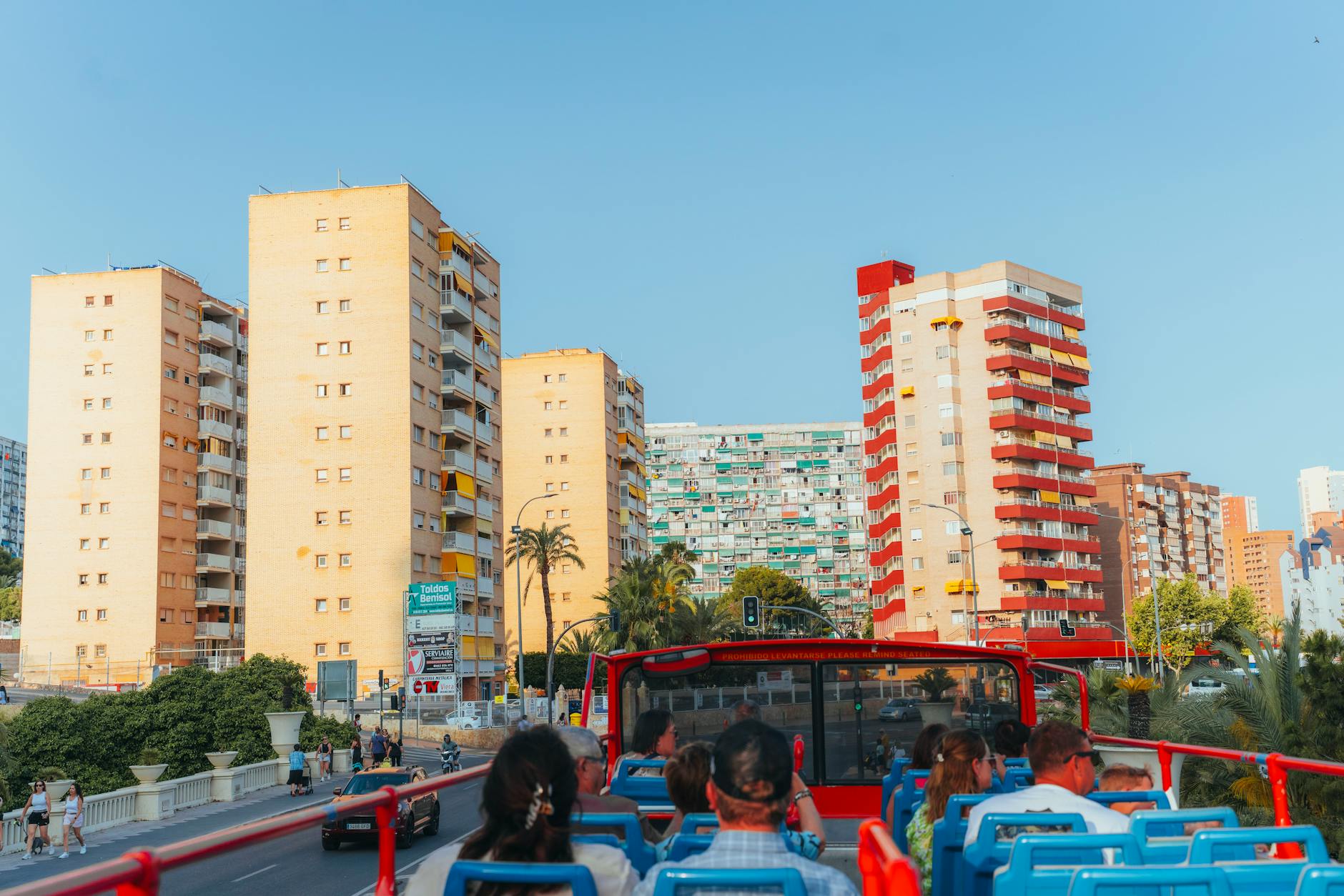 Reisegruppe von Seniorinnen und Senioren bei einem Sommerausflug