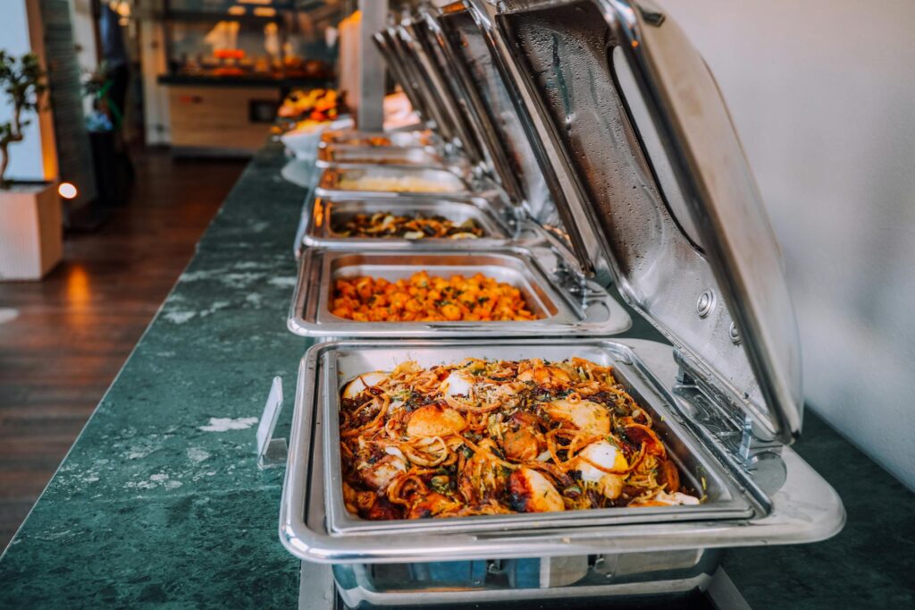 Älteres Ehepaar wählt am Frühstücksbuffet einer Seniorenresidenz aus
