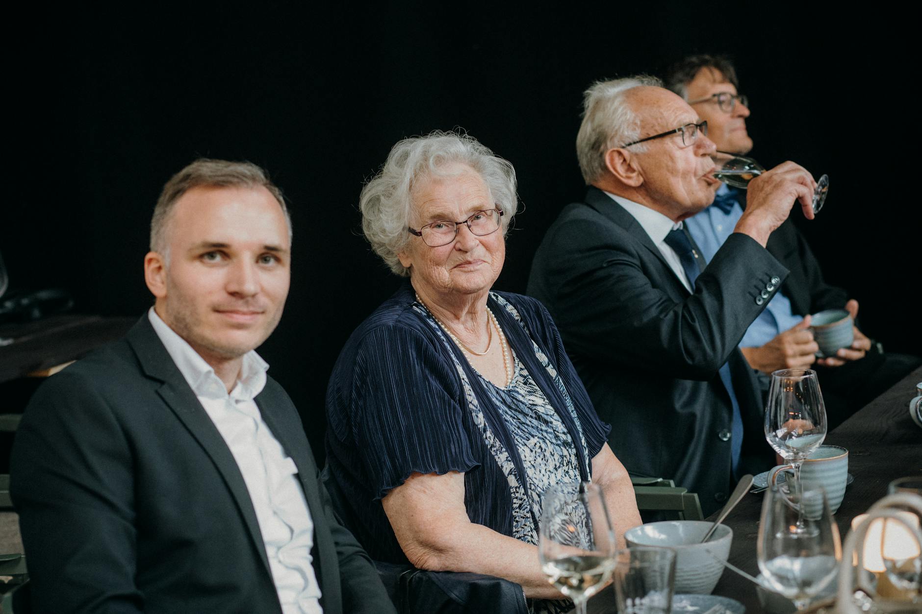 Festlich gedeckter Tisch beim Silvester-Gala-Dinner in einer Seniorenresidenz