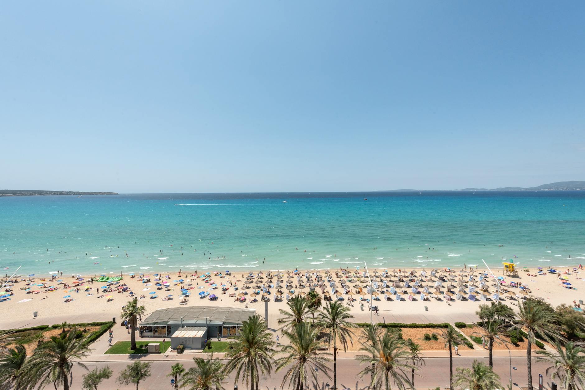 Ältere Menschen am Strand während eines gemeinsamen Urlaubs