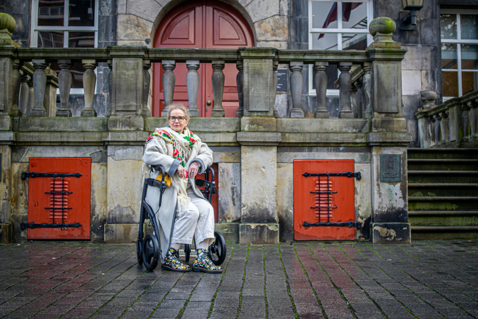 Breite barrierefreie Tür in einem Seniorenapartment mit Rollator