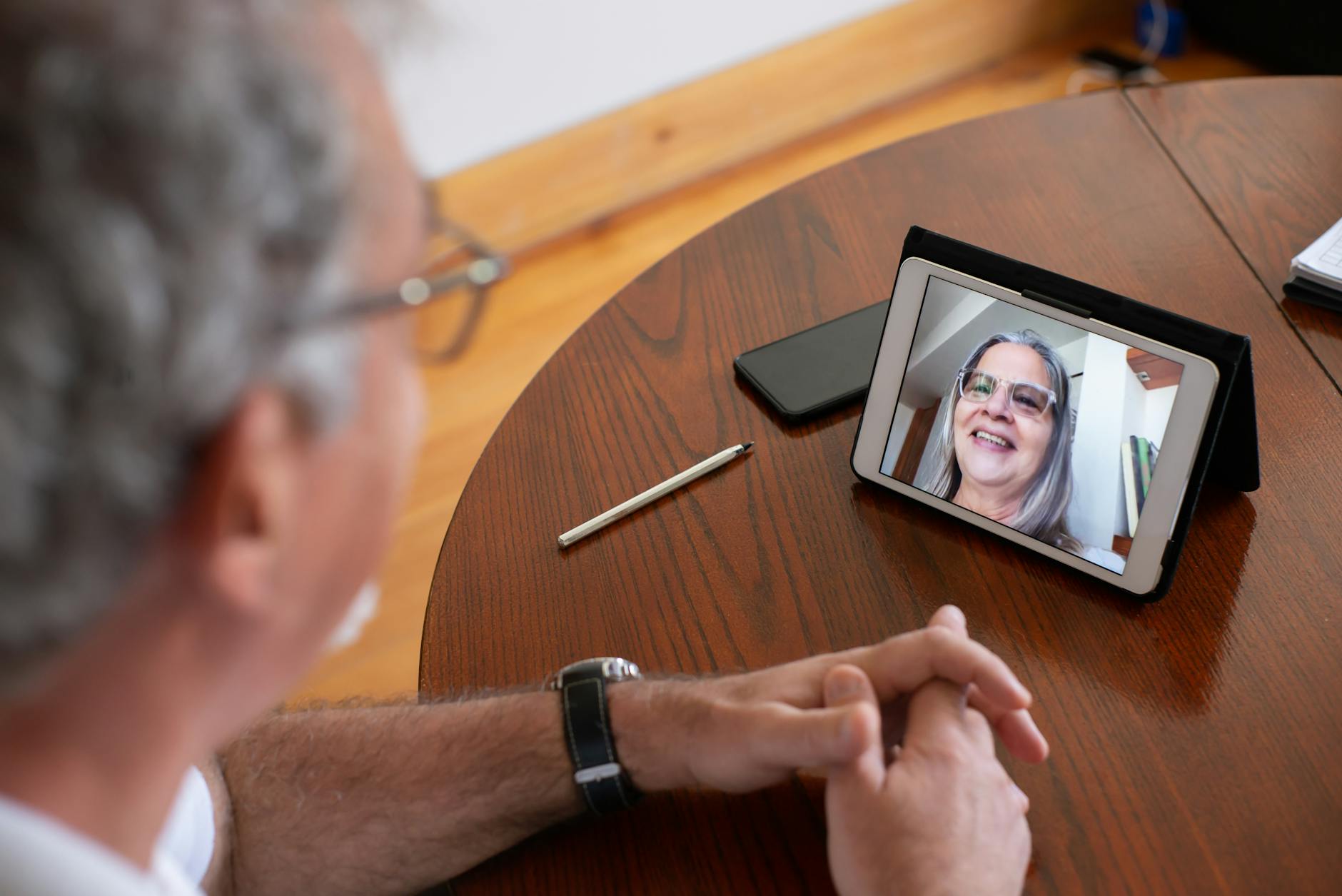 Seniorin telefoniert per Video mit ihrer Familie über ein Tablet