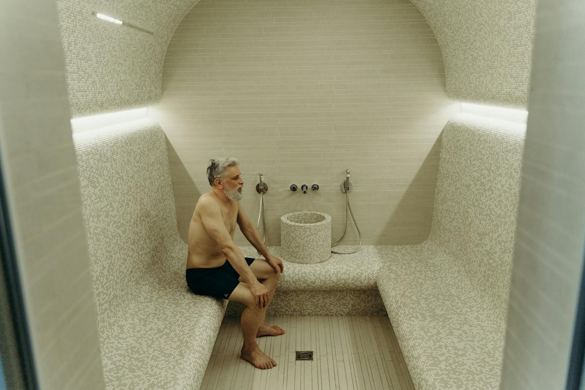 Seniorin entspannt im warmen Wellness-Bereich einer Residenz