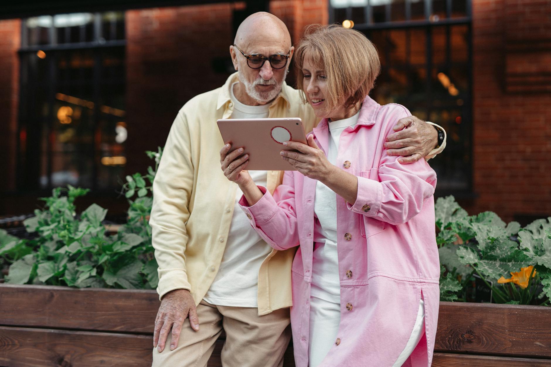 Seniorinnen und Senioren arbeiten gemeinsam im Garten eines Wohnprojekts