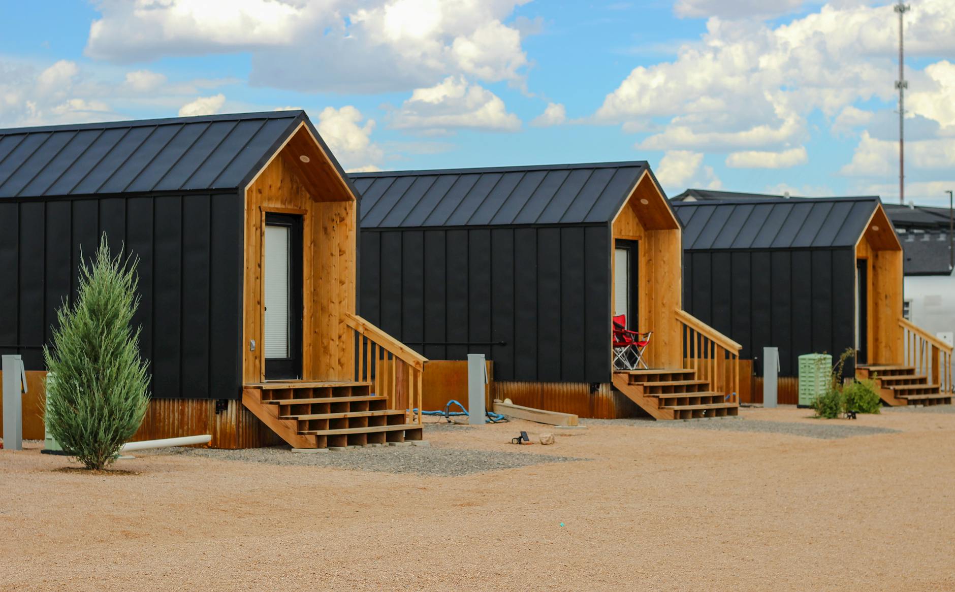 Kleines modernes Tiny-House mit Garten als Wohnform für Senioren